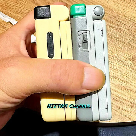 Le Miyoo Mini Flip et le Game Boy Advance SP de gauche à droite. (Source de l'image : NITTRX)