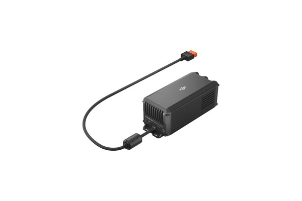 Le DJI Power 1kW Super Fast Car Charger se connecte au port SDC de la station d'alimentation ou de la batterie d'extension. (Source de l'image : DJI)