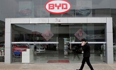 BYD a dépassé Tesla en 2022 en tant que premier fabricant mondial de VE. (Source de l&#039;image : Reuters)