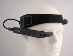 Vuzix présente le kit de lunettes intelligentes M400 Xtreme avec la banque d&#039;alimentation Xtreme Weather pour une utilisation dans des environnements difficiles. (Source de l&#039;image : Vuzix)