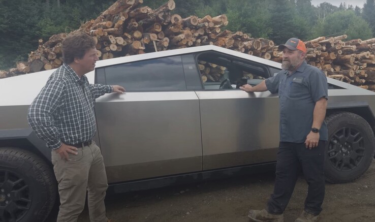 Les hommes qui ont testé le Cybertruck ont été impressionnés par de nombreuses caractéristiques du véhicule, notamment sa maniabilité, ses performances et la technologie qu'il renferme. (Source de l'image : Tucker Carlson via YouTube)