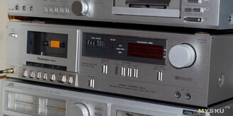 Les lecteurs de cassettes de taille normale tels que le RS-M24 offrent généralement un meilleur son et sont plus agréables à utiliser que les produits portables (Source d'image : MySKU)