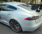 La Tesla a été équipée d'un vieux moteur diesel pour charger la batterie (image : WarpedPerception/YT)