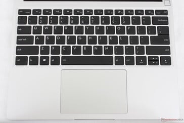 La présentation est très similaire à celle de la série Surface Laptop, à l'exception d'un bouton d'alimentation activable par empreinte digitale situé dans le coin supérieur droit. La touche fn n'a pas de voyant lumineux