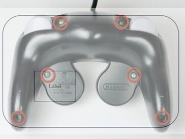 Image de la Switch 2 GameCube FCC superposée à la manette originale (Image source : Famiboards)