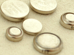 Les piles boutons sont presque gigantesques par rapport aux piles AH-LLZO. (Image : pixabay)