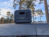 Bluetti Elite 100 V2 à base biologique sur le toit d'une voiture avec des pins en arrière-plan