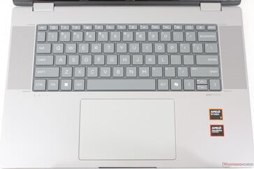 La disposition du clavier inclut désormais la touche Co-Pilote, toujours importante. Un rétroéclairage blanc à deux niveaux est fourni en standard