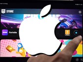 Un YouTuber a installé Fortnite sur un iPad en dehors de l'UE, malgré les efforts de Apple. (Source de l'image : Saunders Tech on X / Apple - édité)