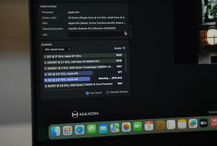 Le MacBook Pro M4 obtient un score multicœur de 971 dans Cinbenech. (Source de l'image : Romancev768V via YouTube)