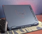 L'HyperX Omen 16 Valorant Edition est très esthétique, mais ses surfaces sombres attirent les traces de doigts comme jamais.