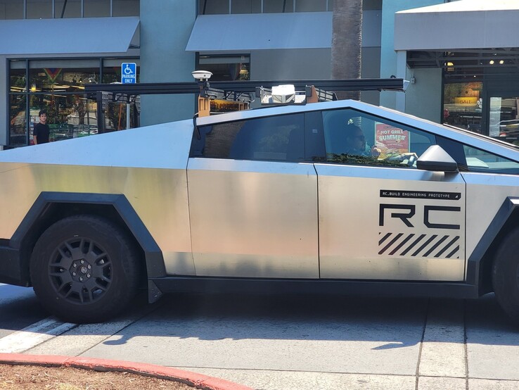 Prototype d'ingénierie Cybertruck avec dispositif LiDAR sur le toit