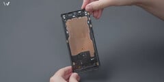 Le démontage du OnePlus 12 révèle une chambre de refroidissement de la vapeur de grande taille (Image source : WekiHome YouTube)