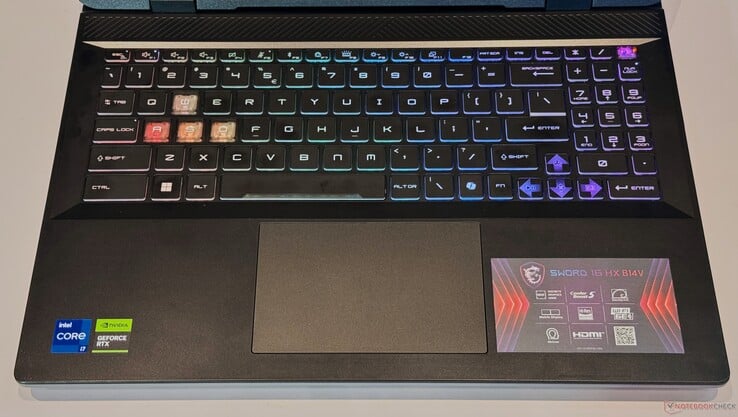 Le clavier est doté de nombreuses fonctions RGB, d'un pavé numérique de taille normale et de touches de direction réellement utilisables