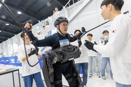 Le pilote paraplégique de l'équipe KAIST, Seunghwan Kim, partageant une célébration sincère avec son équipe après avoir terminé un parcours difficile (Image Source : KAIST)