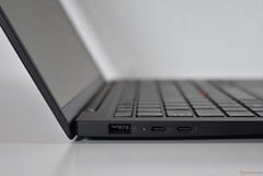 Enfin une bonne autonomie avec Intel : Le Lenovo ThinkPad X1 Carbon Gen 13 montre les progrès d&#039;Intel en matière d&#039;efficacité (source d&#039;image : Benjamin Herzig)