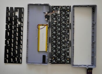 L'imposante batterie de 3 000 mAh est collée sur le boîtier inférieur de l'Epomaker TH40 et se charge assez rapidement. (Source de l'image : Julian van der Merwe / Notebookcheck)