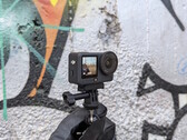 DJI Osmo Action 6 devant un mur de graffitis