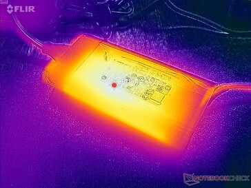 L'adaptateur CA atteint plus de 46°C lorsque les charges sont élevées