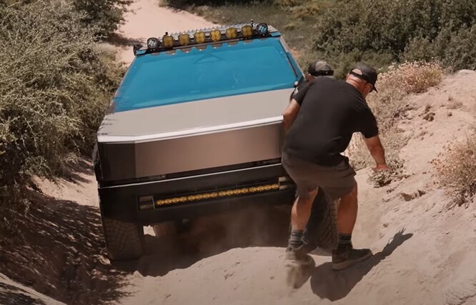 Le terrain était impitoyable, mais le Cybertruck a continué à avancer. (Source de l'image : Wild Horses Off-Road via YouTube)