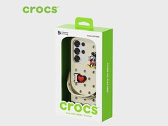 L&#039;étui Crocs pour le Galaxy S25 est doté de breloques Jibbitz. (Source de l&#039;image : Crocs)