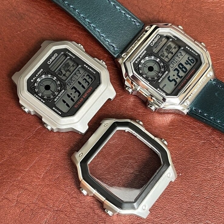 Le boîtier en acier inoxydable est encore plus résistant que le boîtier en résine du Casio AE-1200 standard. (Source de l'image : SKXMOD)