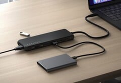 L&#039;adaptateur multiport USB-C triple affichage de Satechi 13-en-1 est depuis peu disponible en magasin. (Source de l&#039;image : Satechi)