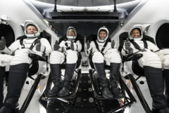 De droite à gauche, les astronautes de la NASA Jeanette Epps, spécialiste de mission, Matthew Dominick, commandant, Michael Barratt, pilote, et le cosmonaute de Roscosmos Alexander Grebenkin, spécialiste de mission. (Source de l&#039;image : SpaceX)