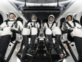 De droite à gauche, les astronautes de la NASA Jeanette Epps, spécialiste de mission, Matthew Dominick, commandant, Michael Barratt, pilote, et le cosmonaute de Roscosmos Alexander Grebenkin, spécialiste de mission. (Source de l'image : SpaceX)