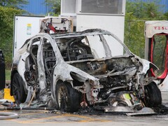 Tesla réduite en cendres à une station de recharge (Source : Dustin Weese et Jacquie Hower)