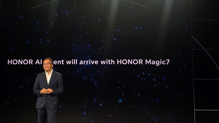 Honor Le PDG George Zhao présente le dernier agent d'intelligence artificielle de la marque. (Source : Digital Chat Station via Weibo)