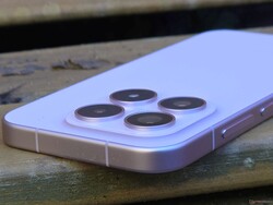 Le 17 de Xiaomi est l'un des meilleurs smartphones actuellement disponibles (Image source : Marcus Herbrich / Notebookcheck)