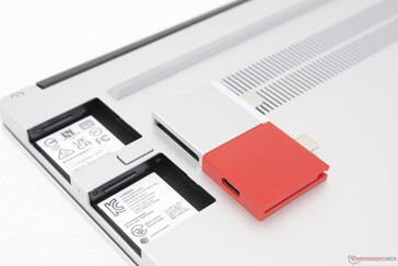 Carte d'extension standard en aluminium comparée à la nouvelle version en plastique