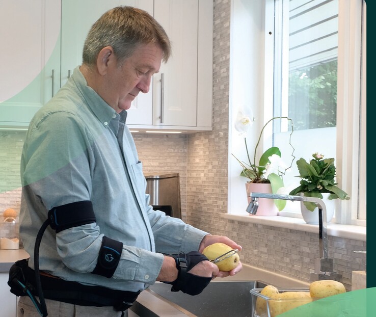 Le Carbonhand permet à ceux qui le portent de vivre plus normalement, par exemple en préparant les repas. (Source de l'image : Bioservo)