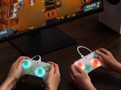 Le 8bitdo Ultimate Mini Wired Controller est adapté aux petites mains. (Source de l&#039;image : 8bitdo)