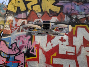 Pixel 7 Pro : DJI Flip devant le mur de graffitis du Mauerpark