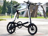 Le vélo électrique pliable et léger Ossby Geo offre un look élégant et des fonctions utiles en ville. Malheureusement, son cadre en composite s'est cassé après seulement quelques heures d'utilisation. (Source de l'image : Alexander Fagot, Notebookcheck)