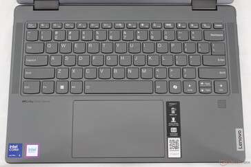 Le clavier comprend des grilles de haut-parleurs sur les côtés, alors que le Yoga 9 2-en-1 14 comprend des touches auxiliaires supplémentaires