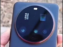 Une courte vidéo de prise en main du Xiaomi 15 Ultra a été diffusée ce week-end, du moins sous forme de mannequin. Les couleurs et les configurations sont également connues. (Source de l&#039;image : X)