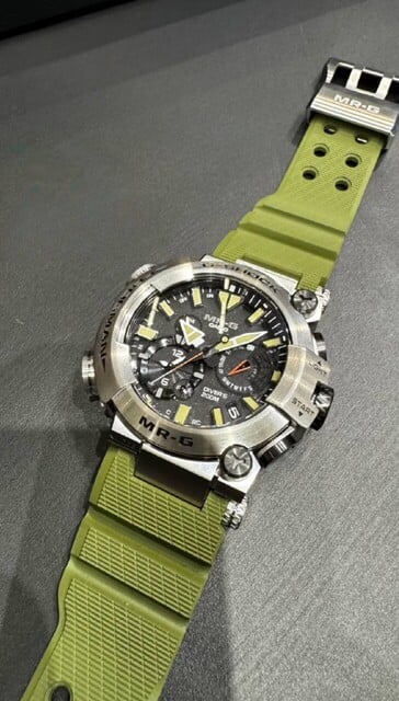 Le bracelet en caoutchouc vert olive, les aiguilles et les index beige pâle (Source d'image : Great G-Shock World)