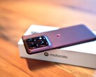 Le Motorola Edge 70 Pro est fin, mais il est tout de même équipé d'une batterie de grande capacité et d'une fonction de recharge sans fil.