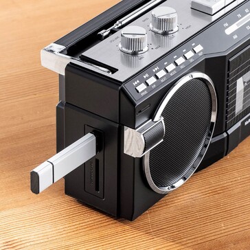 Le boombox multifonction de Sanwa peut convertir des cassettes en fichiers MP3 ou lire des fichiers MP3 à l'aide d'une mémoire flash branchée sur le port USB-A ou la fente pour carte SD. (Source de l'image : Sanwa Supply)