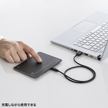 La Sanwa MA-PG521GB se charge en USB-C et peut être utilisée pendant la charge. (Source : Sanwa Supply)