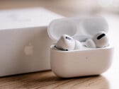 iOS 19 devrait apporter la prise en charge de la traduction en direct aux AirPods Pro. (Source de l'image : David Levêque - Unsplash)