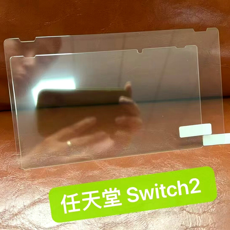 Le verre trempé présumé de la Nintendo Switch 2 comparé au verre protecteur de la console portable de première génération (Image source : 1688/Alibaba)