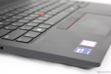 Design noir familier du ThinkPad avec des surfaces lisses