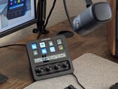 Stream Deck+, connecté à un Wave DX, avec un moniteur PC en arrière-plan
