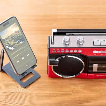 Le boombox à cassette de Sanwa peut être utilisé comme haut-parleur Bluetooth pour les smartphones et les ordinateurs. (Source de l'image : Sanwa Supply)