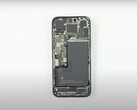 la série iPhone 16 Pro sera dotée d'une batterie de plus grande taille. (Source de l'image : iFixit via YouTube)