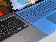 MacBook Air 13 M3 (à gauche) vs Surface Laptop 13 (à droite)